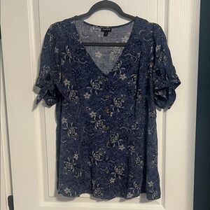 Torrid Women’s Blue Floral Short Sleeve Button Up Blouse Size 0